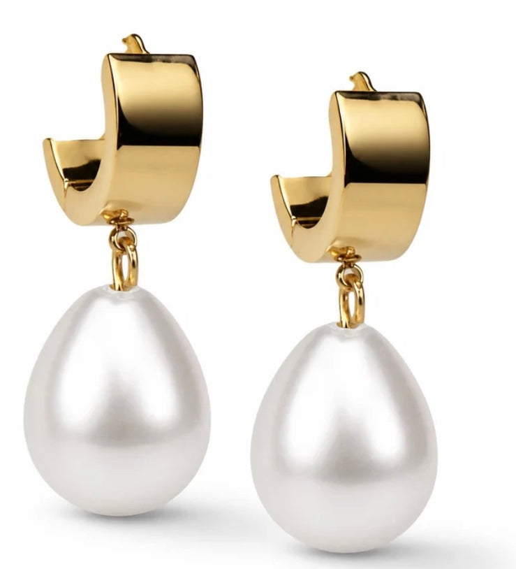 The Baddie Pearl Huggie Earring